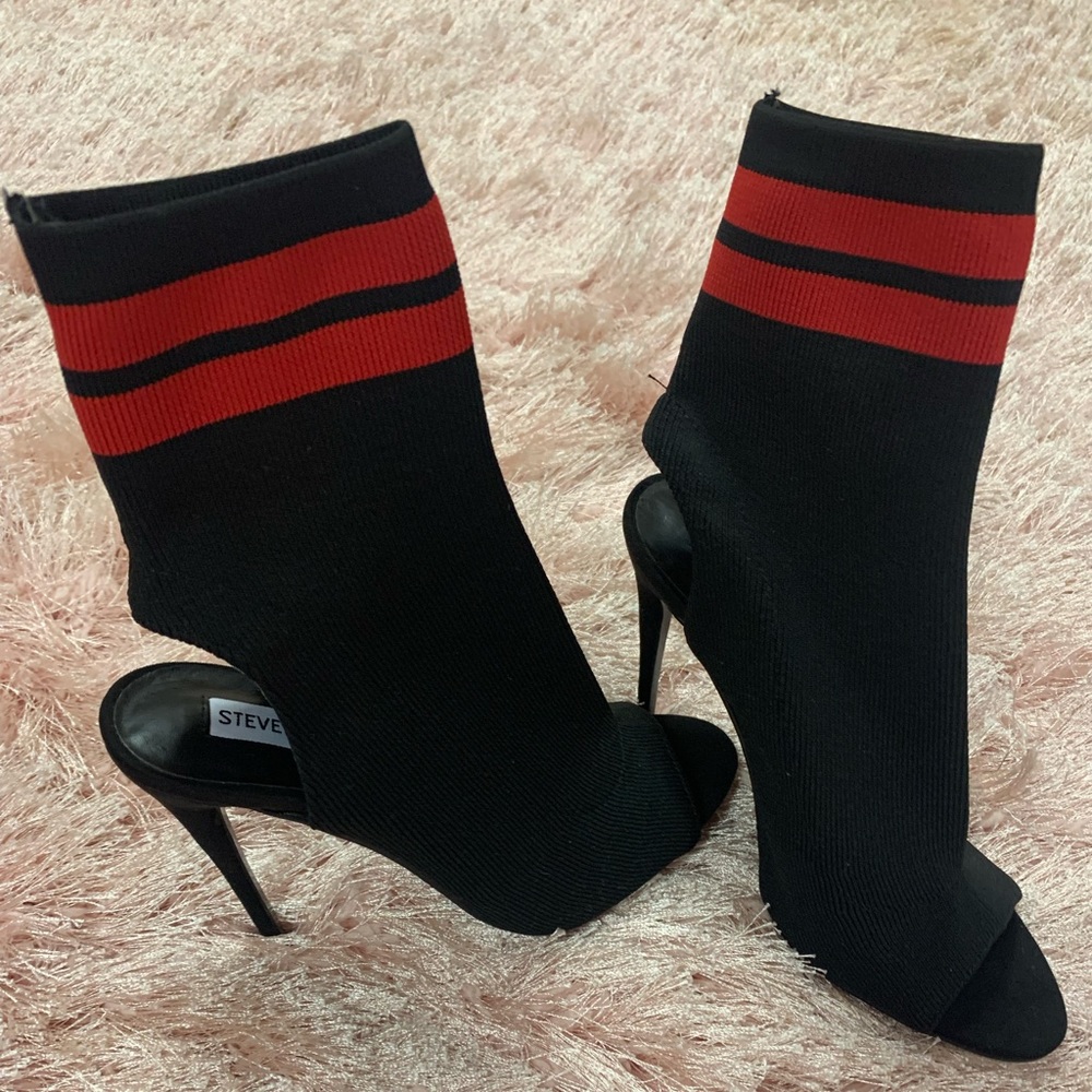 Black with red strip open toe shoes.